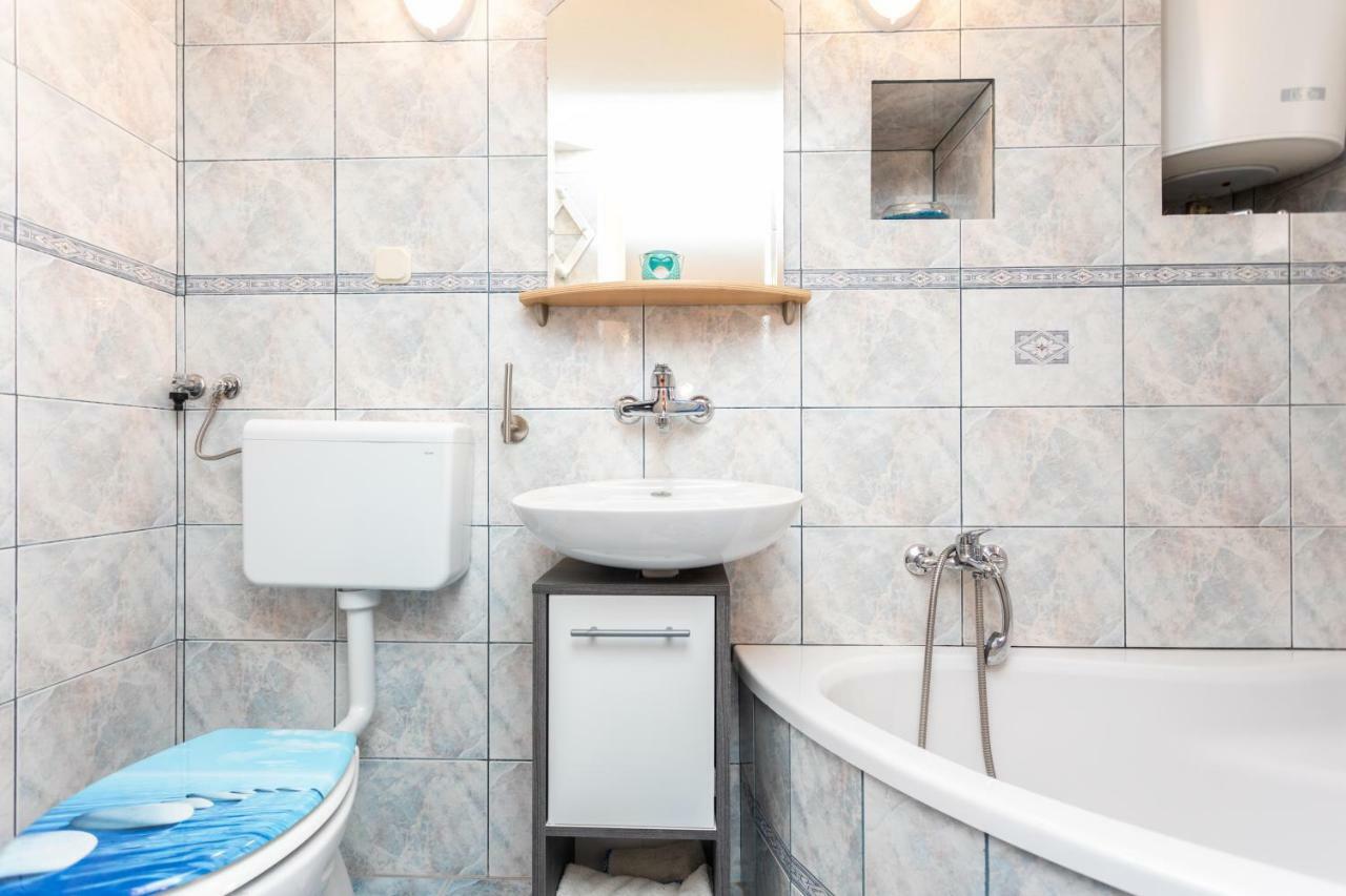 Apartman Verbenia Vrbnik Eksteriør billede