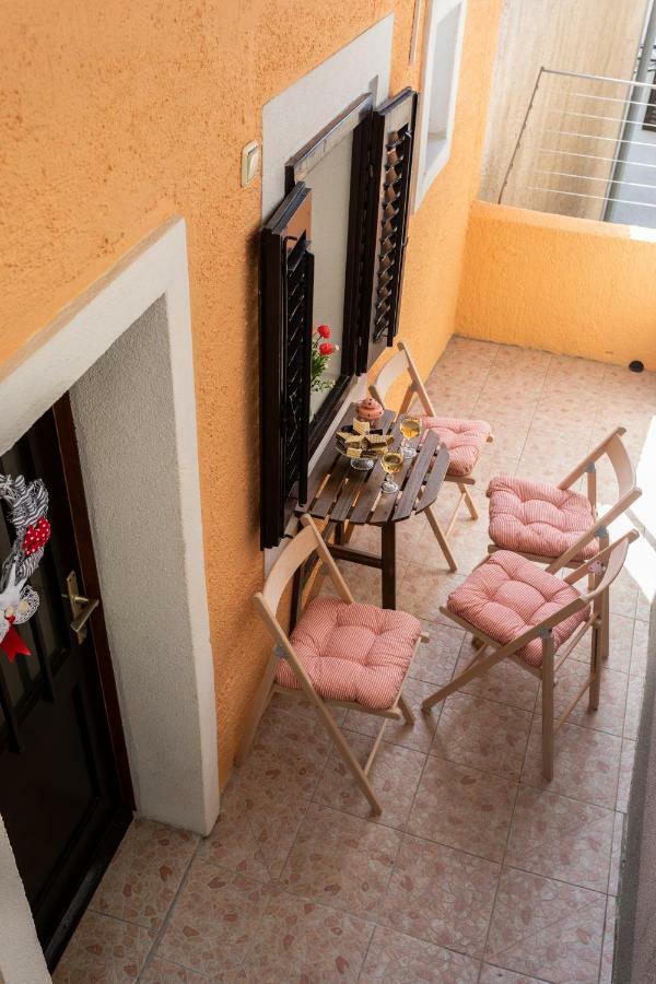 Apartman Verbenia Vrbnik Eksteriør billede